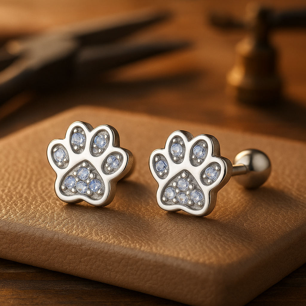 Boucles d'oreilles à tige en argent sterling avec empreinte de patte – touche de cristal