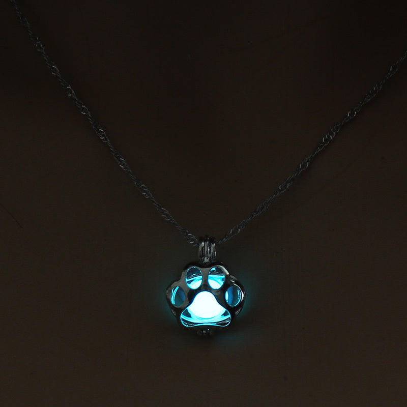 Collier avec Patte Luminescente – Pendentif Animaux avec Effet Lumière Nocturne