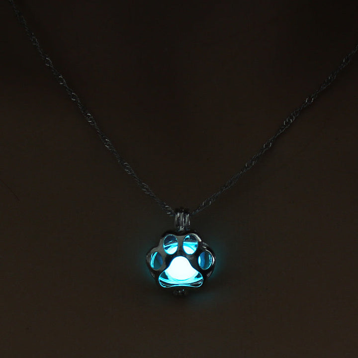 Collier avec Patte Luminescente – Pendentif Animaux avec Effet Lumière Nocturne