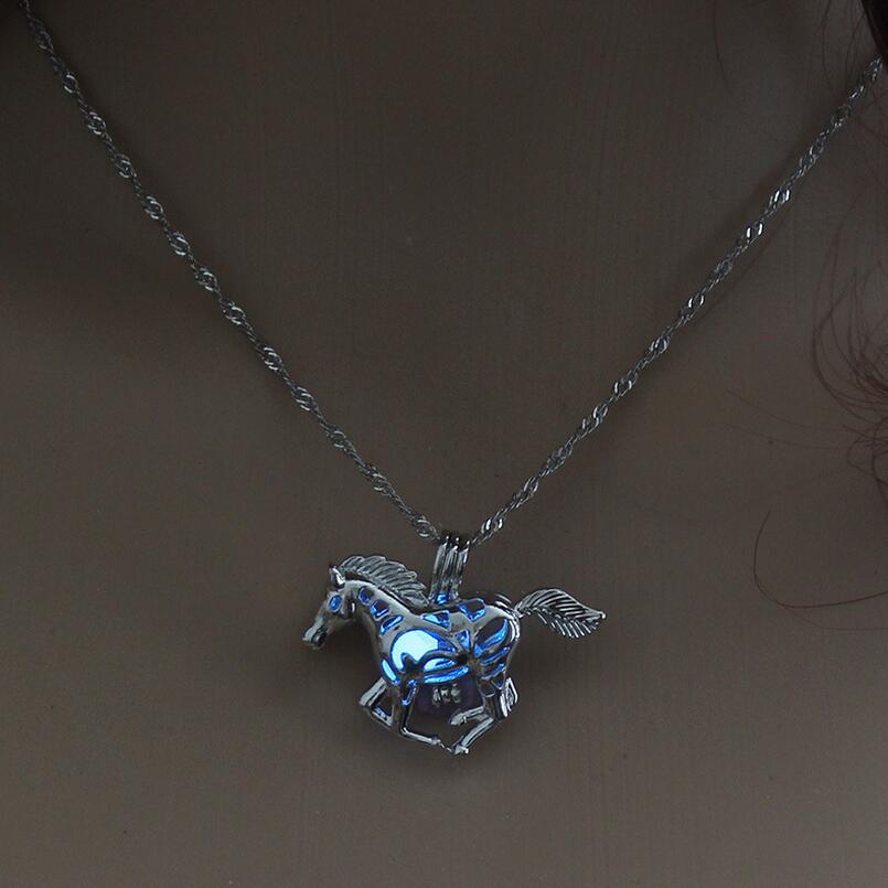 Collier avec pendentif lumineux en forme de cheval au galop