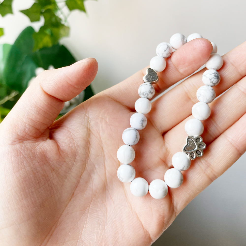 Bracelet en pierre naturelle fait à la main avec un charm en forme de cœur