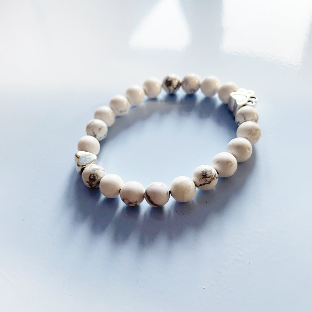Bracelet en pierre naturelle fait à la main avec un charm en forme de cœur