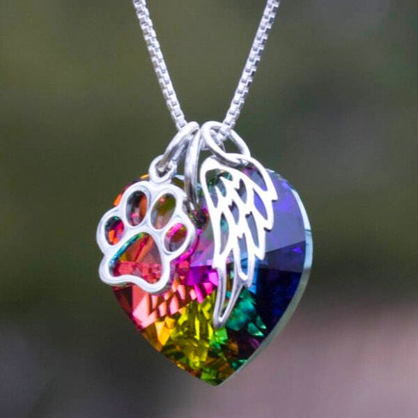 Collier commémoratif avec cœur arc-en-ciel