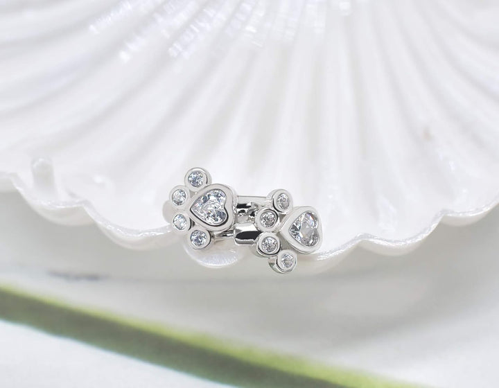 Petite boucle d'oreille à cerceau avec motif empreinte de patte – Boucles d'oreilles Huggie animales pour femmes