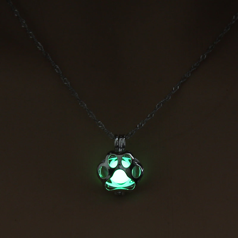 Collier avec Patte Luminescente – Pendentif Animaux avec Effet Lumière Nocturne