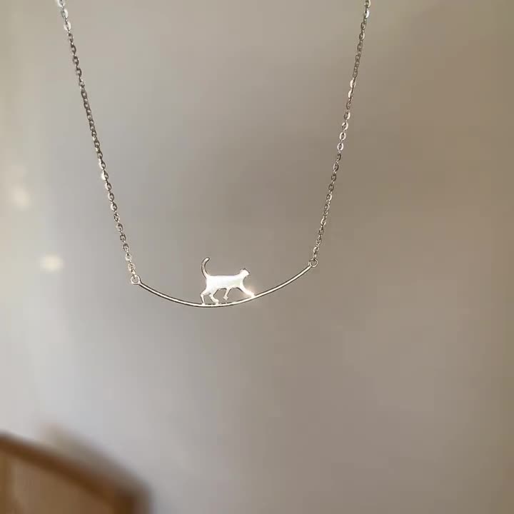 Collier en argent avec chat à grimper