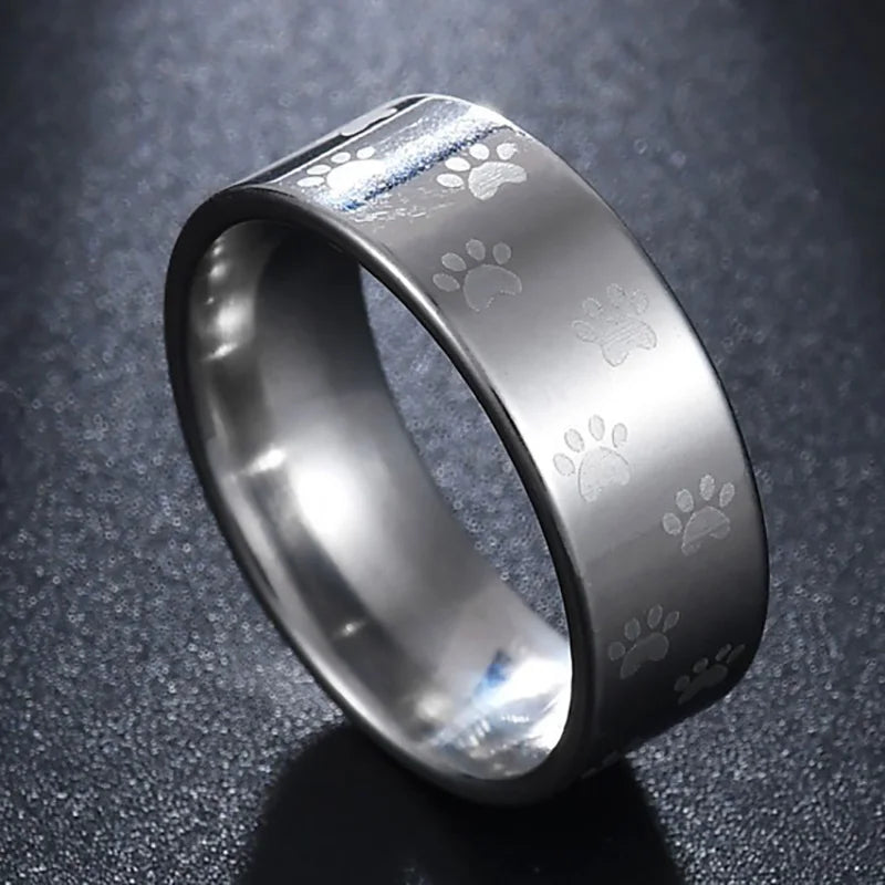 Anneau en acier inoxydable fait main avec empreinte de patte arc-en-ciel