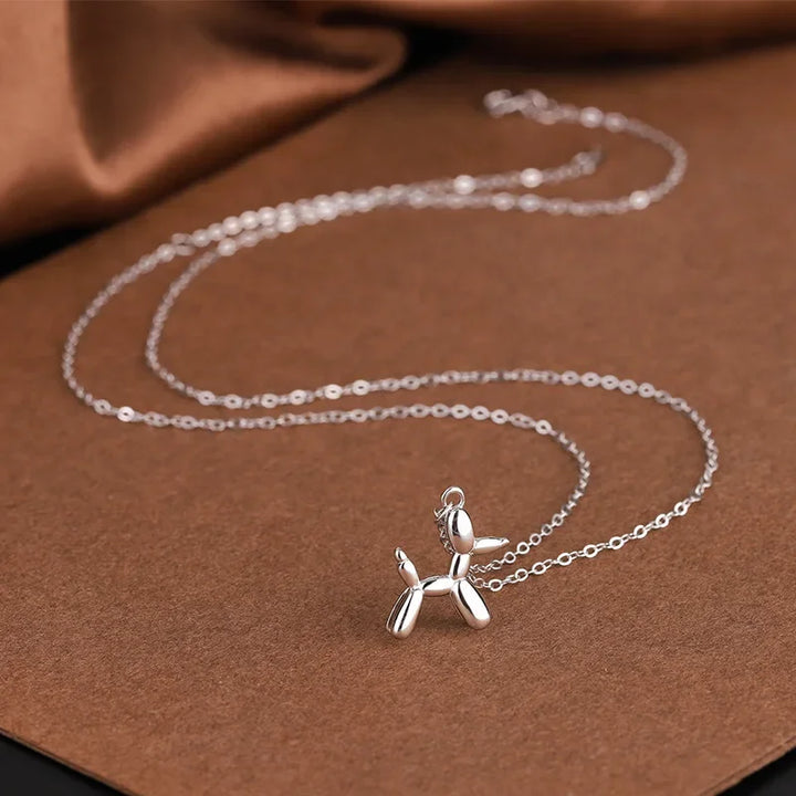 Collier chien avec ballon – Bijou ludique pour femme avec pendentif animal en look doré
