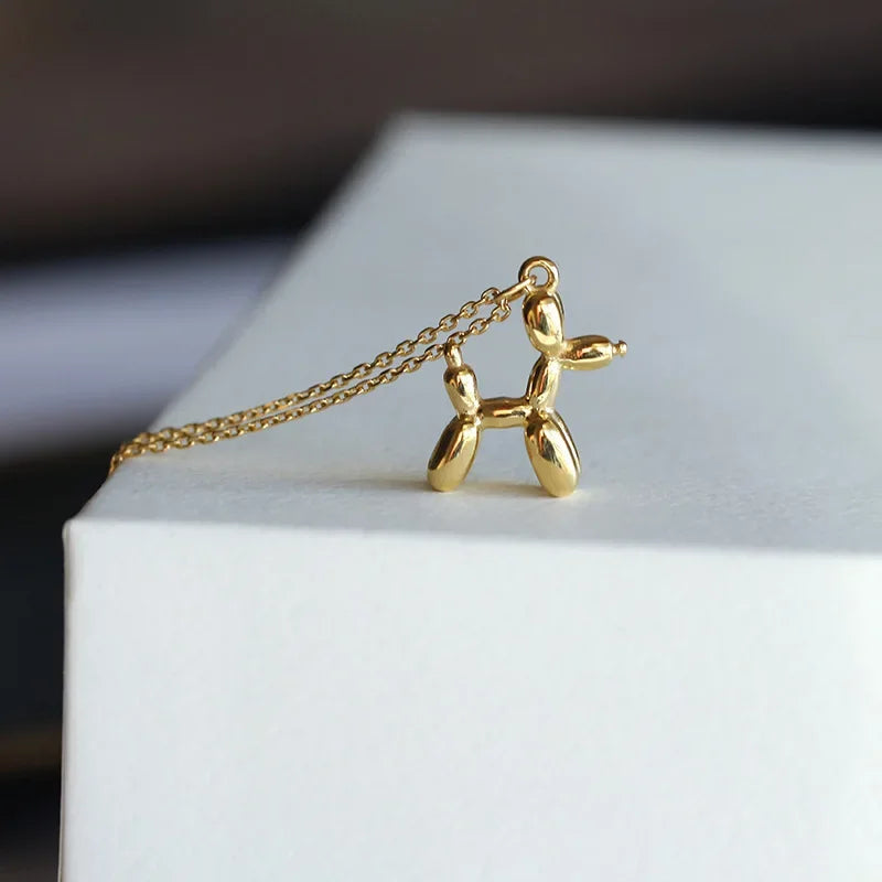 Collier chien avec ballon – Bijou ludique pour femme avec pendentif animal en look doré